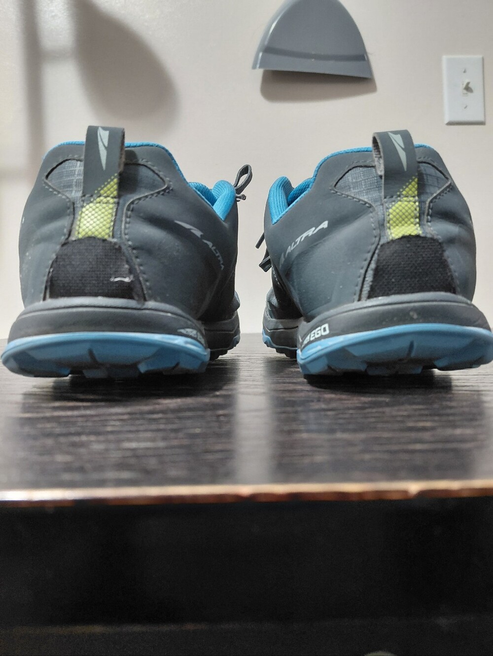 Altra 9.5 Men's Trail Shoes in Gray with Teal Accents Loan Peak 5, Wide Toe Box - Picture 15 of 15